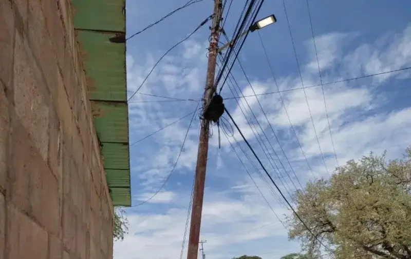 Poste eléctrico en Carora amenaza con colapsar
