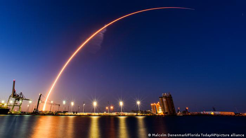 SpaceX lanza súper cohete con el satélite Viasat 3