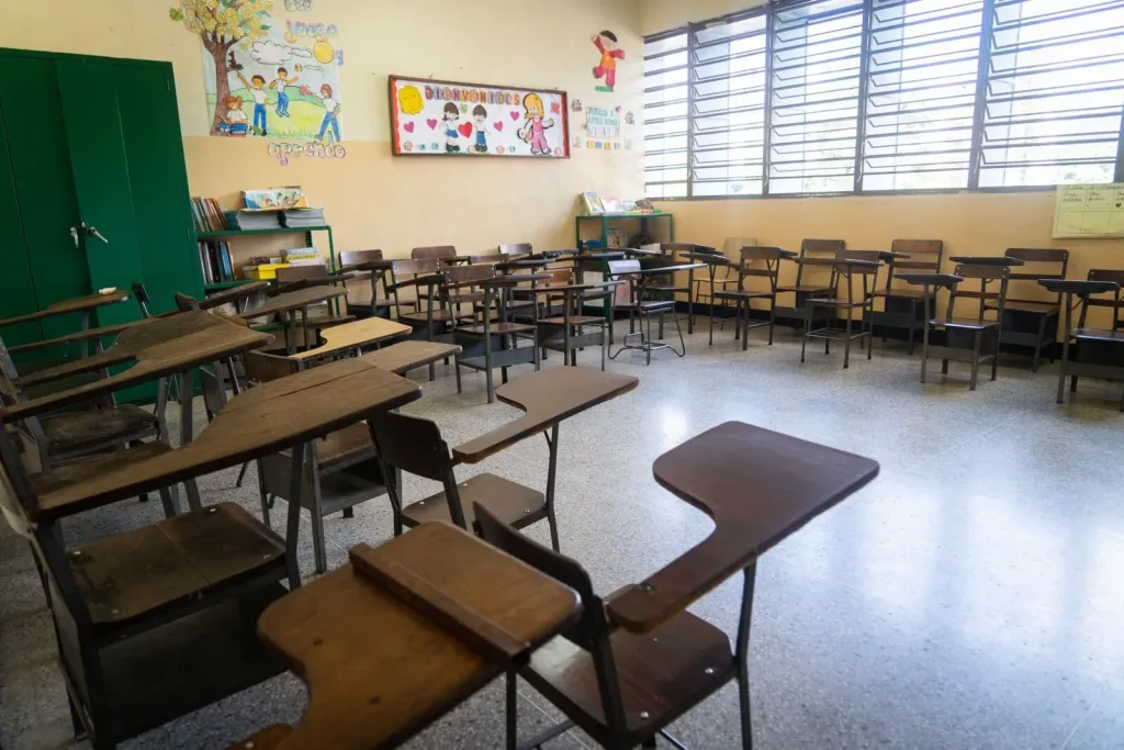 Cortes eléctricos reducen asistencia en escuelas del interior