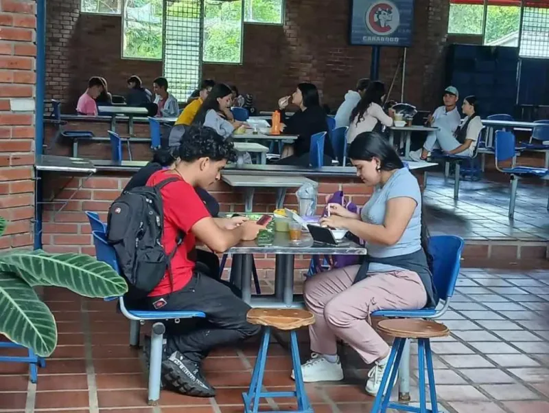 Jóvenes expuestos a ITS por desinformación digital