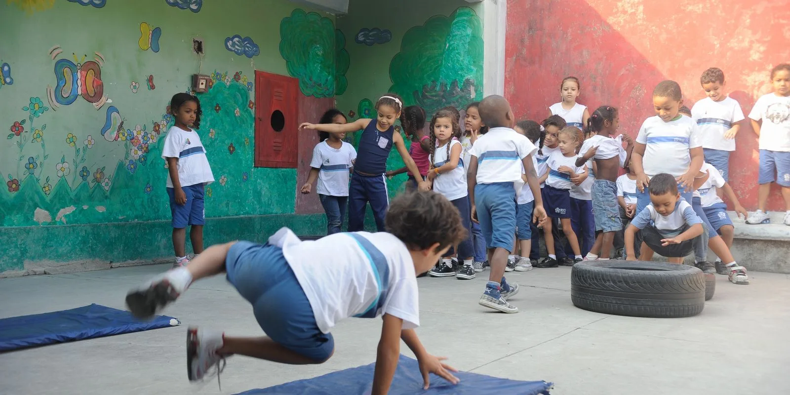 Escuelas brasileñas deben saldar deudas para recibir fondos