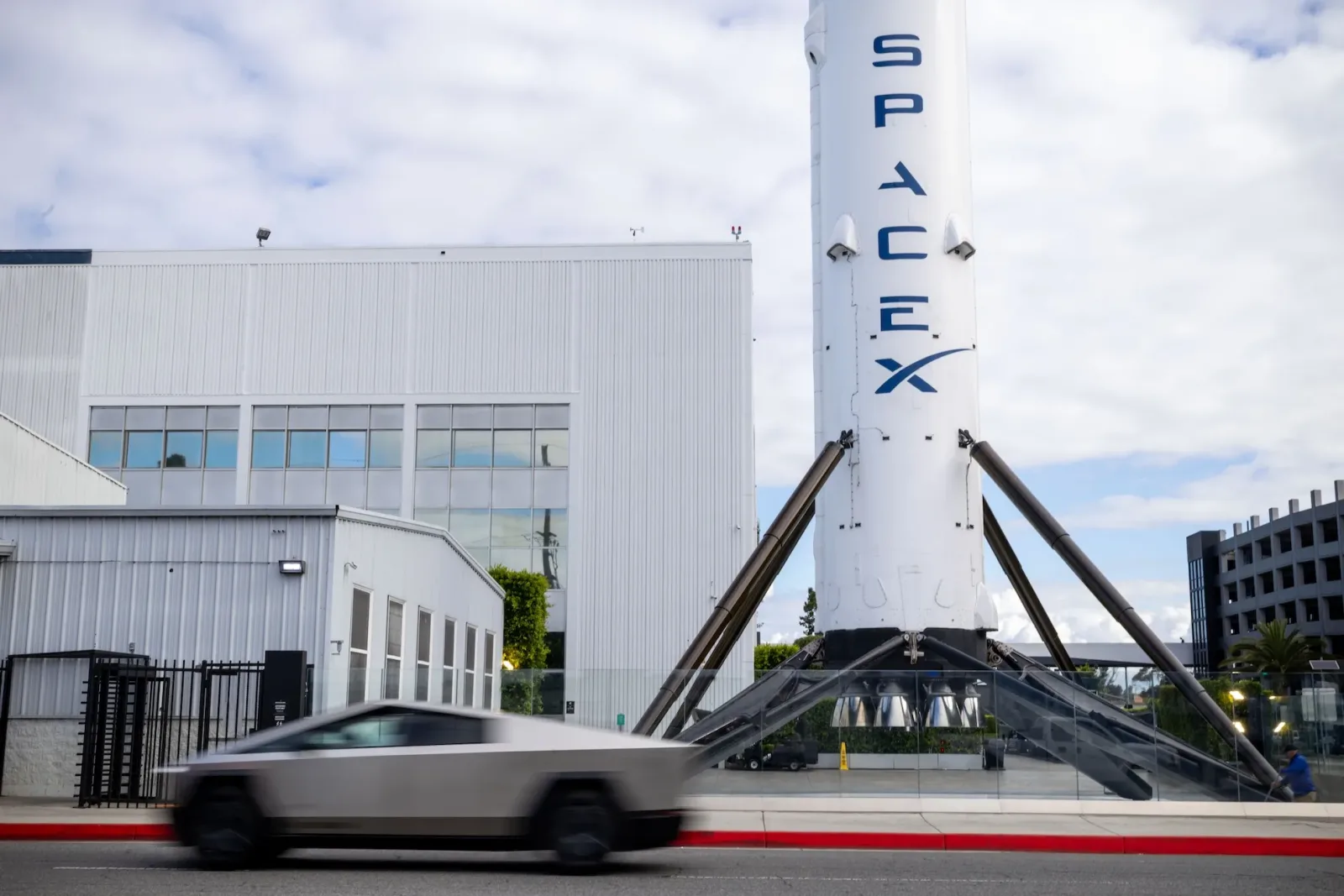 Tesla y SpaceX abren estudio interno para una posible fusión