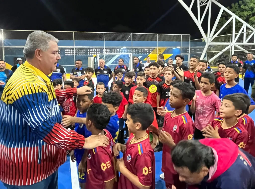 Luis Caldera reinauguró gimnasio deportivo en Maracaibo