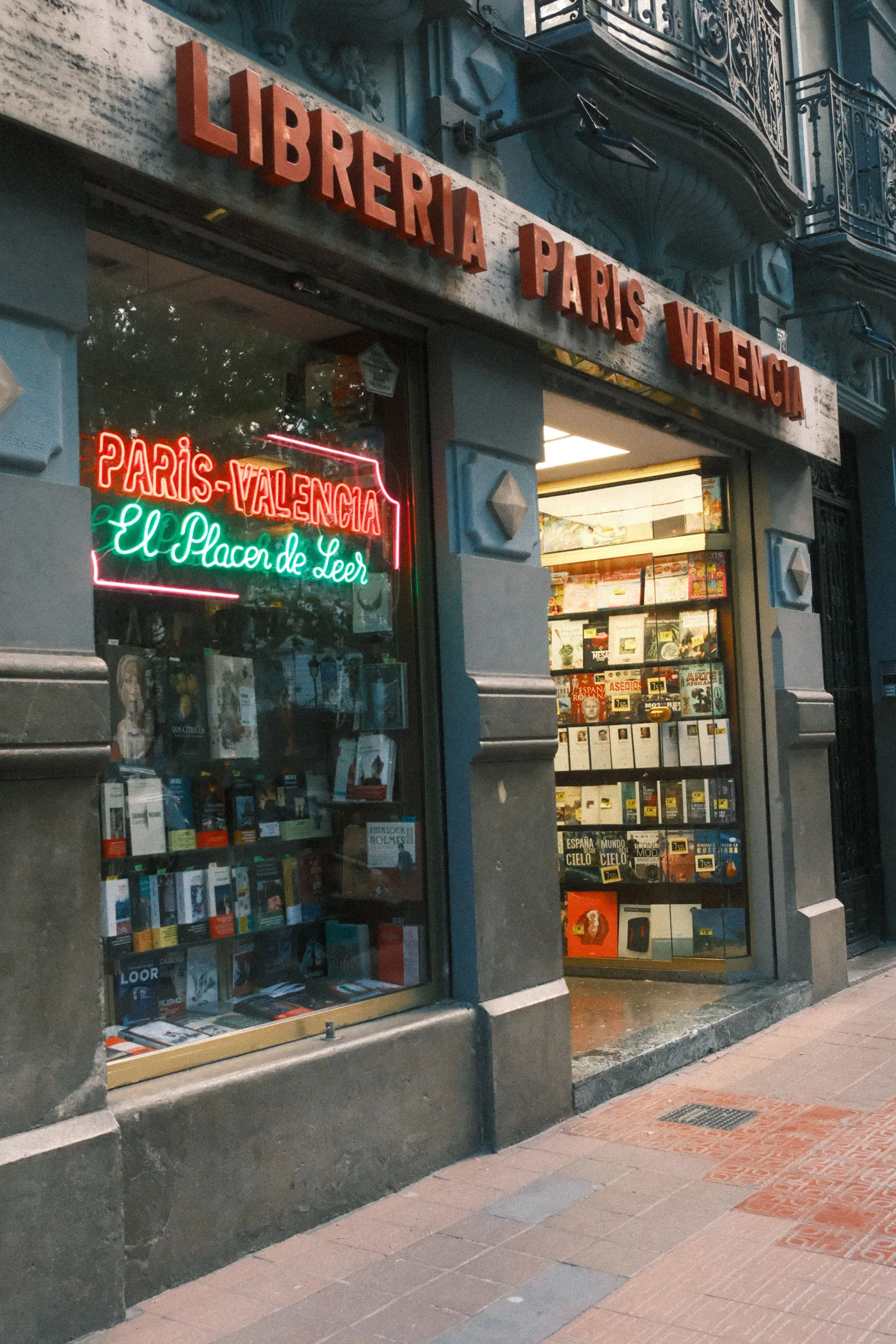 Exterior view of Librería París Valencia with books on display, inviting entrance.