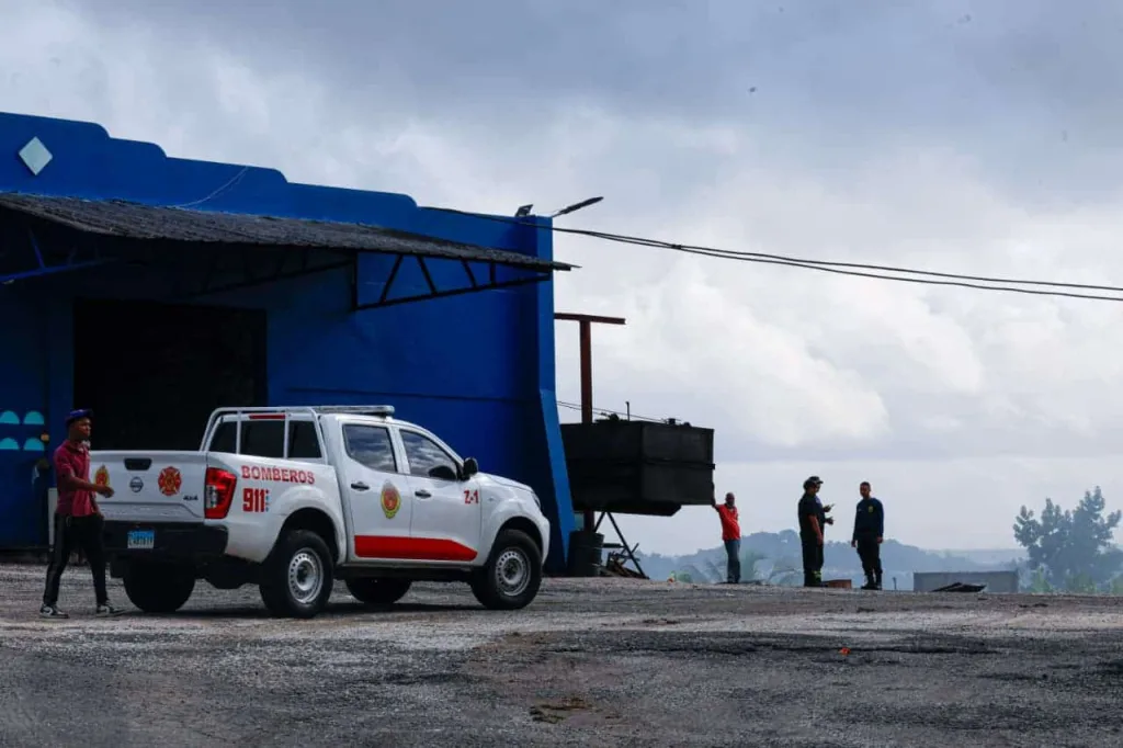 Incendio en Cambita deja humo en viviendas y una nave colapsada