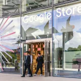 Entrada brillante y moderna de la tienda de Google con fachada de cristal transparente en Mountain View, California.