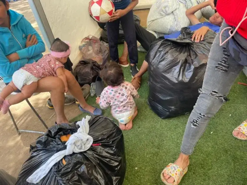 Madres con bebés enfrentan falta de agua y hacinamiento en refugio de Caracas