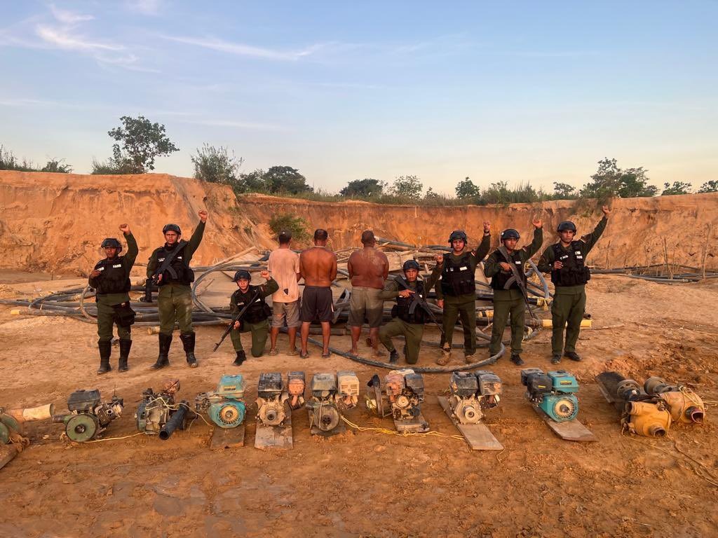 
			FANB destruyó campamento minero en riberas del río Caroní		