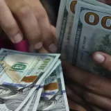 Dólar rompe récord anual y bolsa brasileña cae en octubre