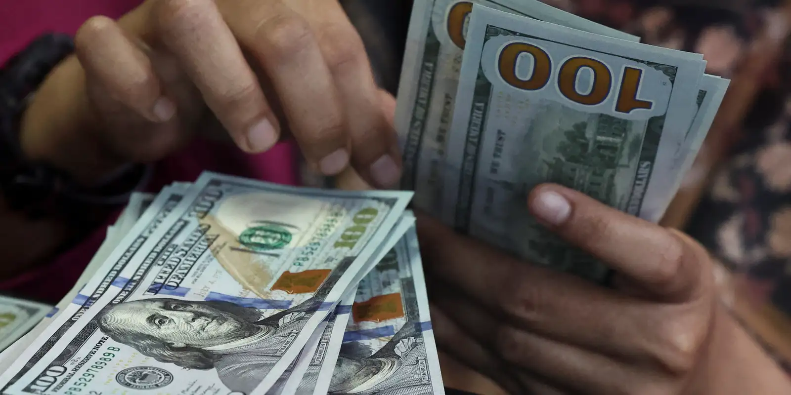 Dólar rompe récord anual y bolsa brasileña cae en octubre