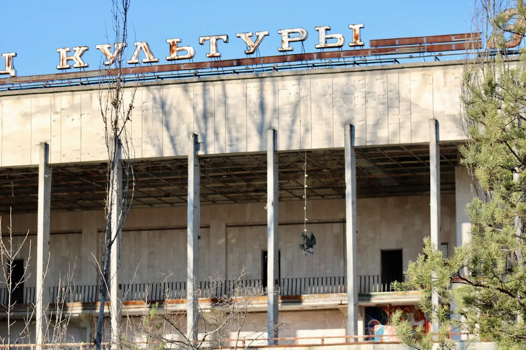 Chernóbil y Prípiat son lugares conocidos tristemente por el desastre nuclear de 1986. El accidente de Chernóbil fue un accidente nuclear sucedido el 26 de abril de 1986. Pripyat es una ciudad