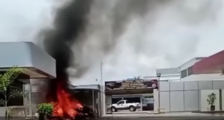 Tres carros arden en llamas en extrañas circunstancias en Maracaibo