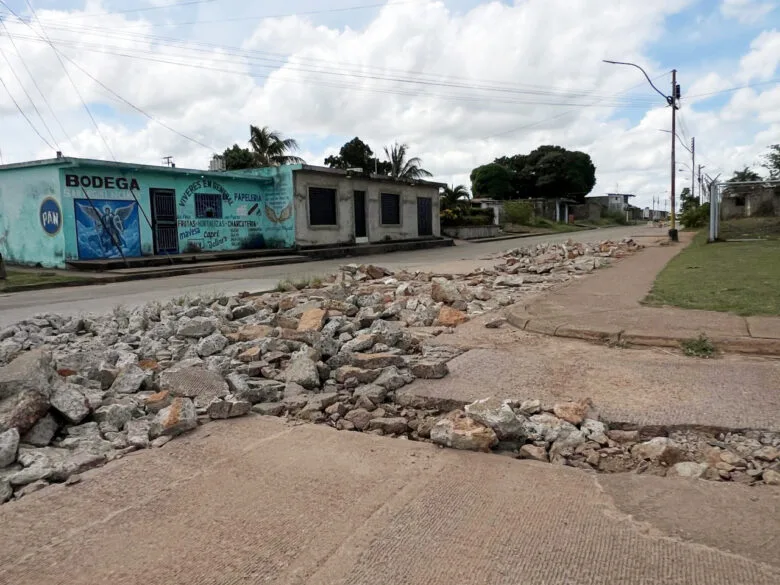 Vecinos de Paramaconi exigen terminar pavimentación en Maturín