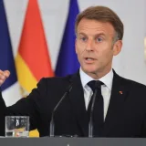 Francia ofrece préstamos sin intereses a comercios vandalizados