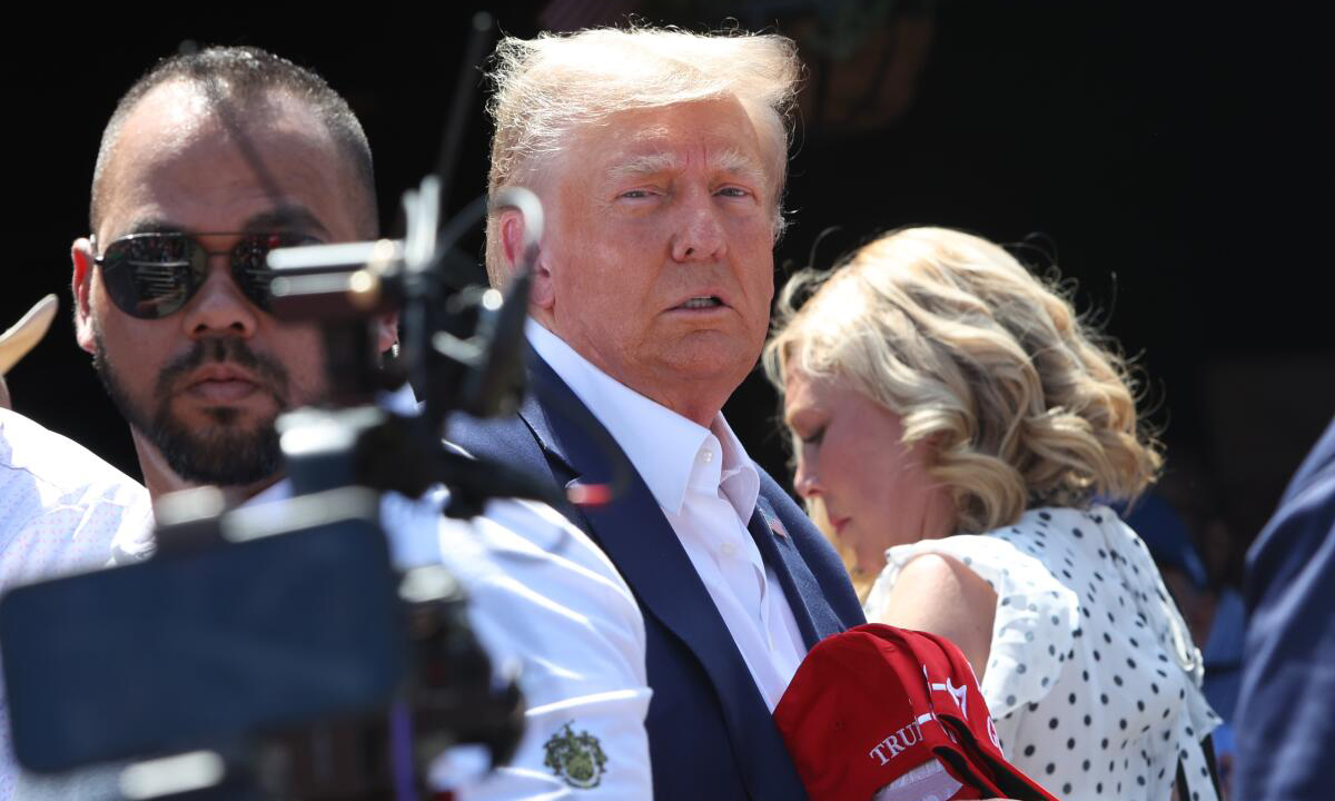 Juez determina que juicio contra Trump no empezará en octubre