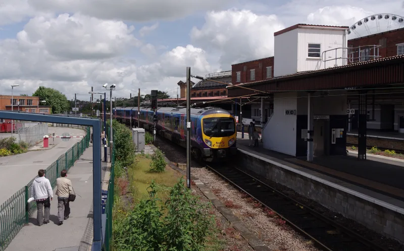 File:York railway station MMB 46 185137.jpg