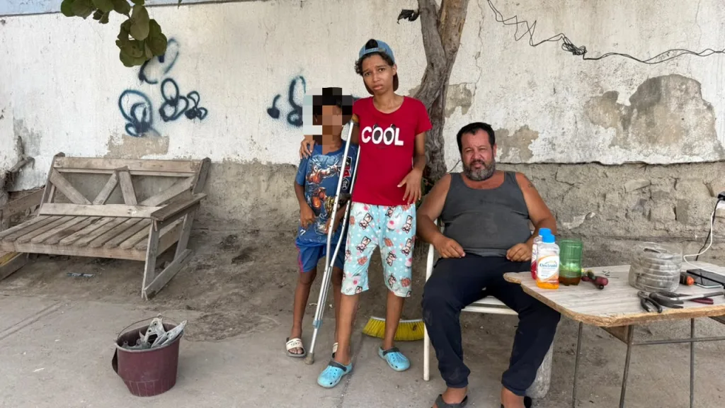 Familia sigue en una camioneta tras el sismo de Vargas