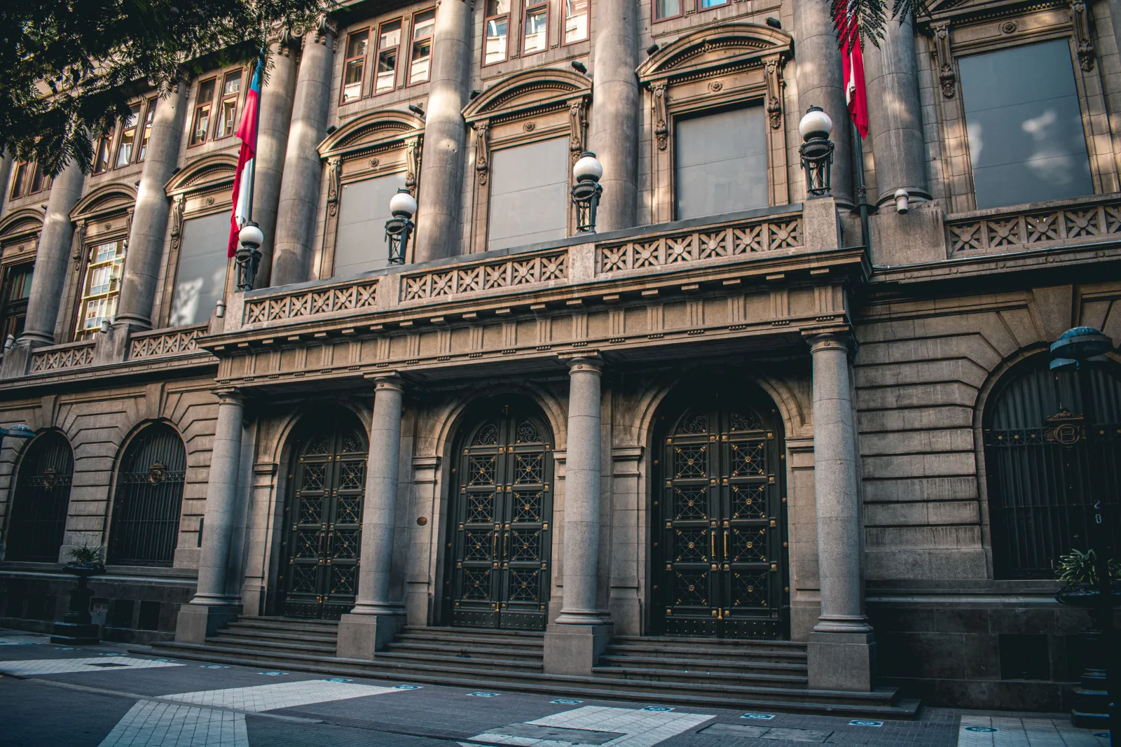 Fitch advierte desafíos para que Chile cumpla su meta fiscal y controle la deuda