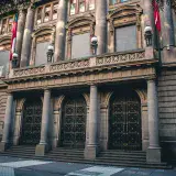 Fitch advierte desafíos para que Chile cumpla su meta fiscal y controle la deuda