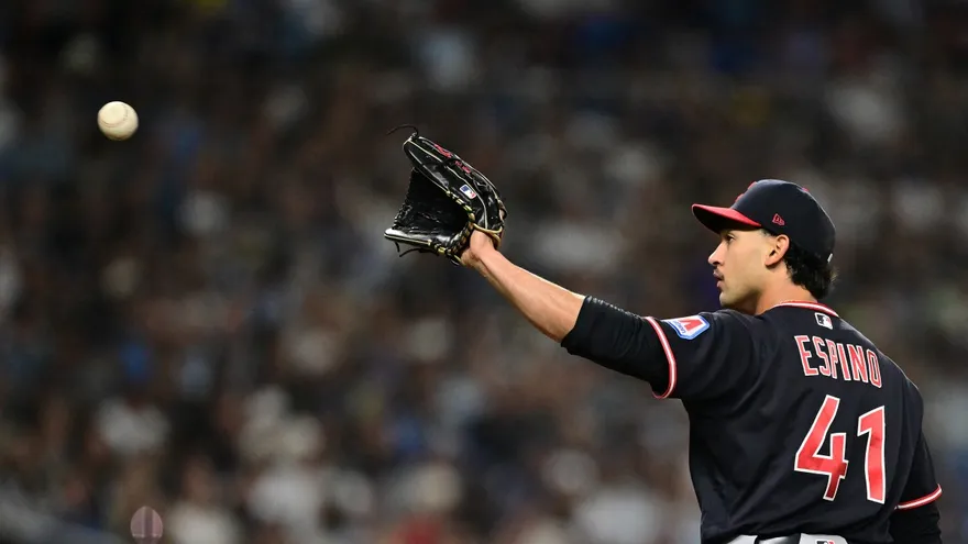 Espino respondió en octubre y cerró su estreno en MLB
