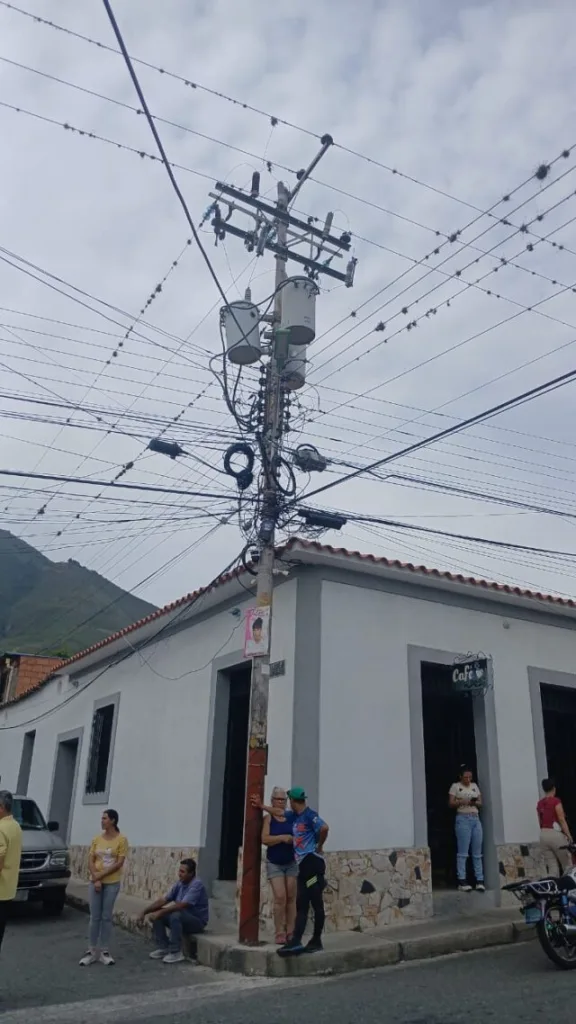 Más de 50 familias protestan en Lagunillas tras cuatro días sin luz