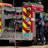 Bomberos sofocan incendio que dañó siete locales en La Bolsa