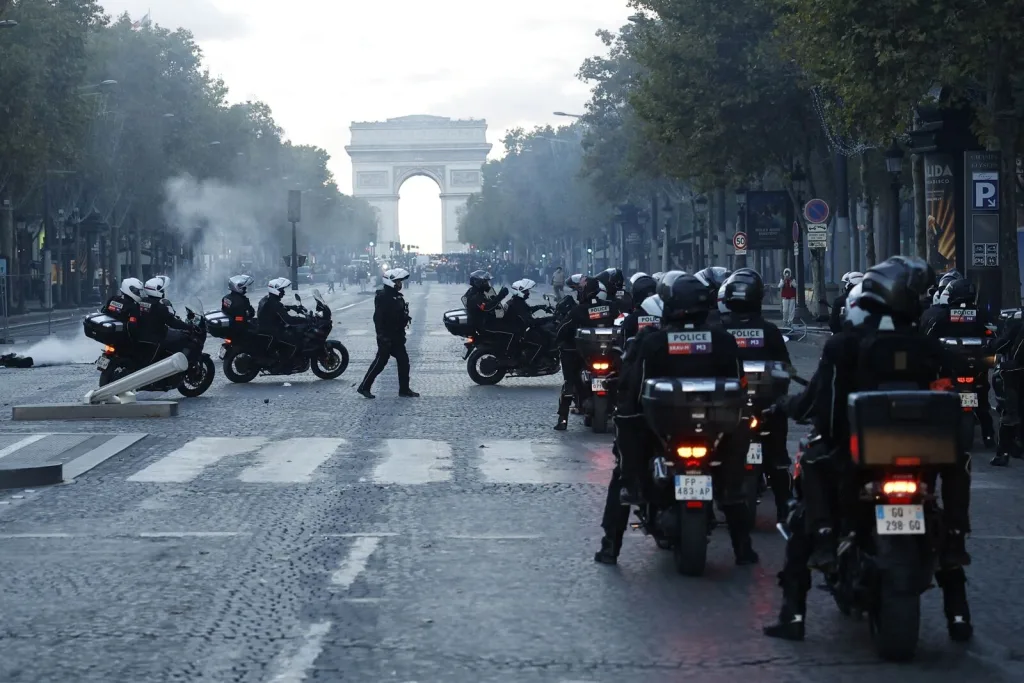 Detienen a cerca de 400 personas en protestas violentas por Francia
