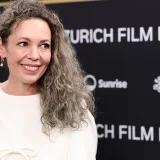 Olivia Colman luce canas naturales y dan claves para cuidarlas