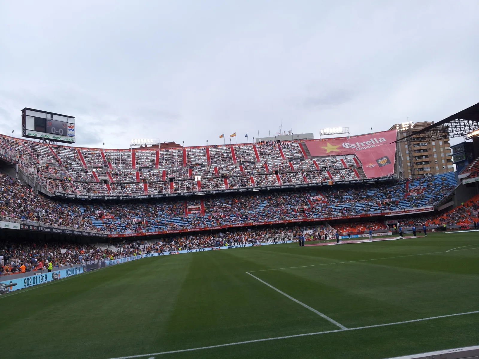 Rayo alcanza avión en Valencia y deja heridos a bordo
