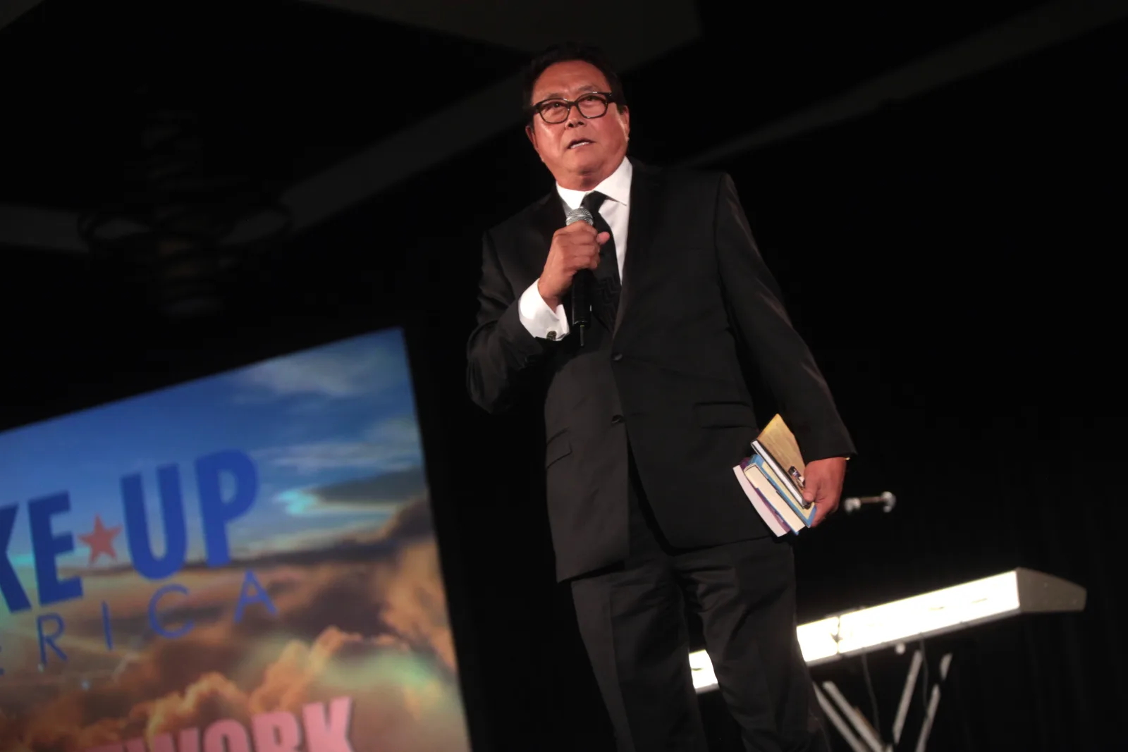 Kiyosaki refuerza su apuesta por oro y plata tras la caída