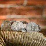 Bitcoin se mantiene rezagado frente a la liquidez global en máximos históricos