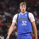 Cooper Flagg sale tocado tras una dura falta en Dallas