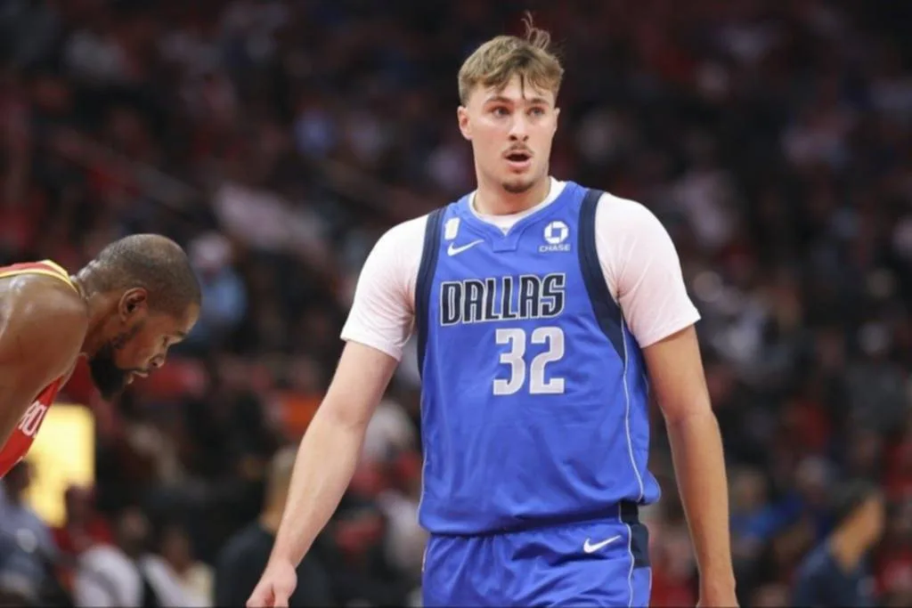 Cooper Flagg sale tocado tras una dura falta en Dallas