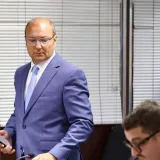 Salmain pierde su cargo y queda bajo orden de detención
