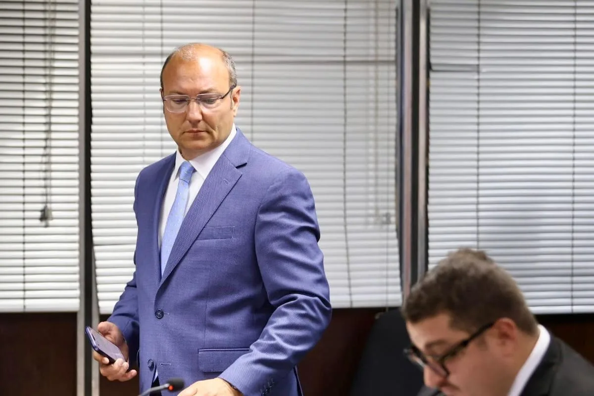 Salmain pierde su cargo y queda bajo orden de detención