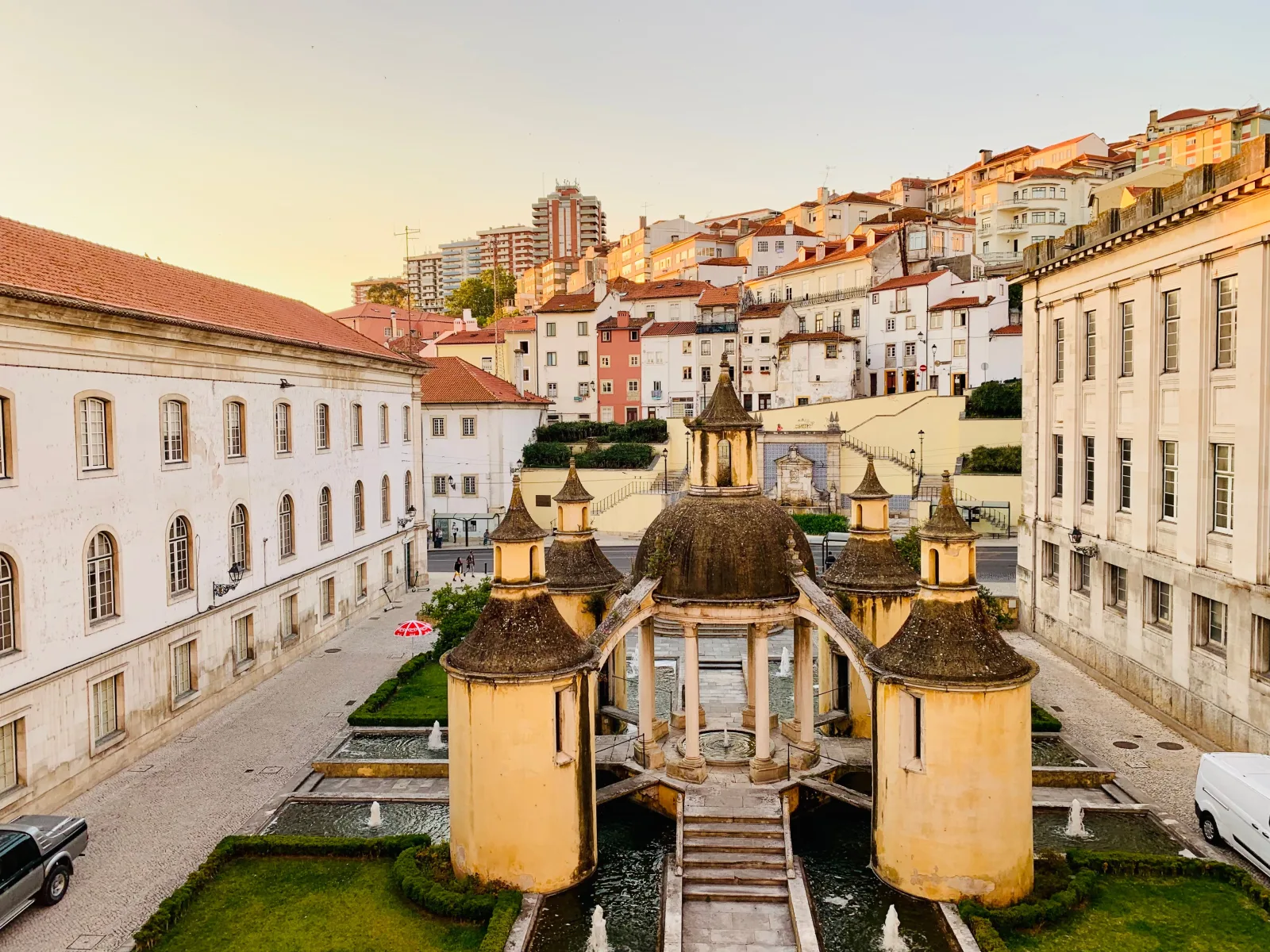 Una impresionante vista del Jardim da Manga en Coimbra, Portugal, que muestra la arquitectura renacentista al atardecer.