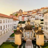Una impresionante vista del Jardim da Manga en Coimbra, Portugal, que muestra la arquitectura renacentista al atardecer.