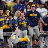 Cerveceros de Milwaukee barren a Dodgers y vuelven a la Serie Mundial