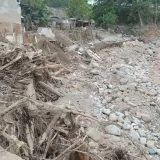 Erosion and debris visible along the dried riverbed in Mocoa, Colombia.