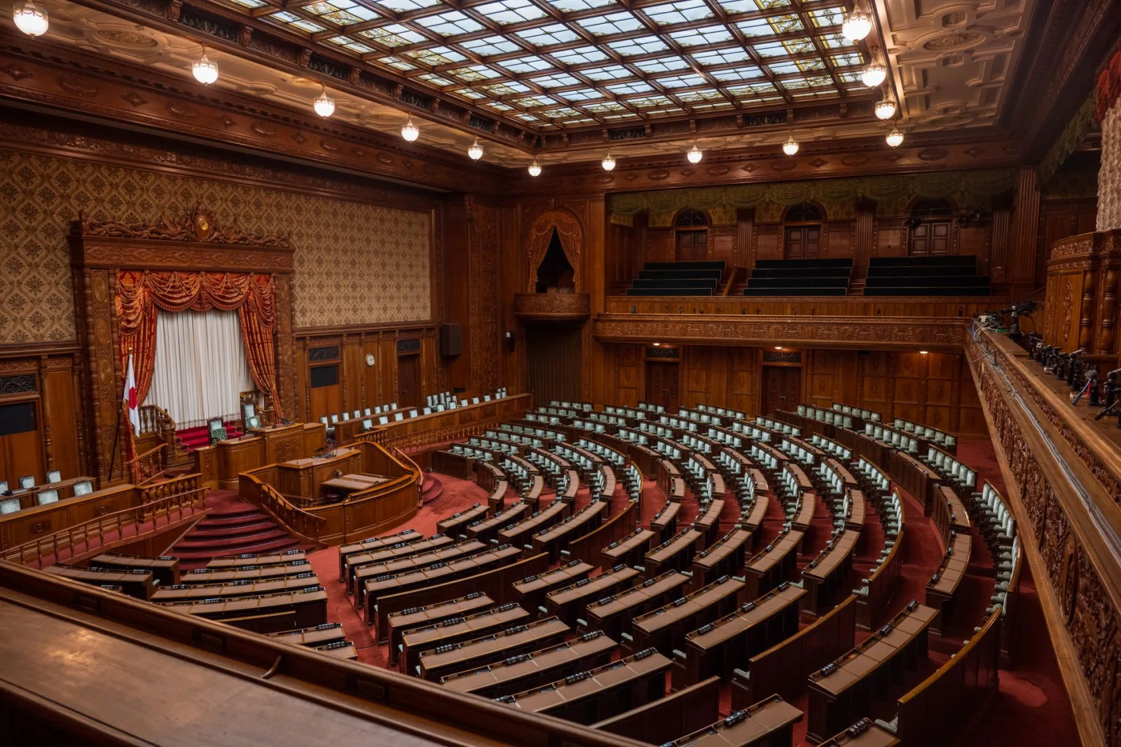Vista cautivadora en gran angular de una clásica sala legislativa con un diseño de madera ornamentado.
