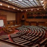Vista cautivadora en gran angular de una clásica sala legislativa con un diseño de madera ornamentado.