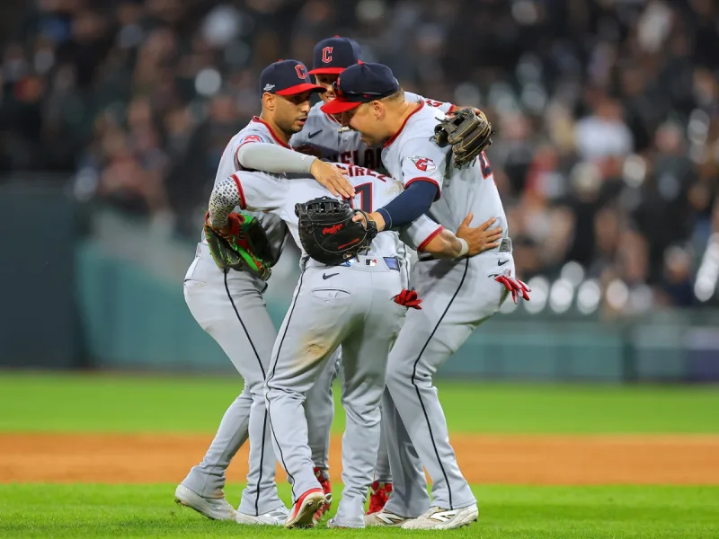 Rocchio impulsa a Cleveland y alarga la serie 2-1