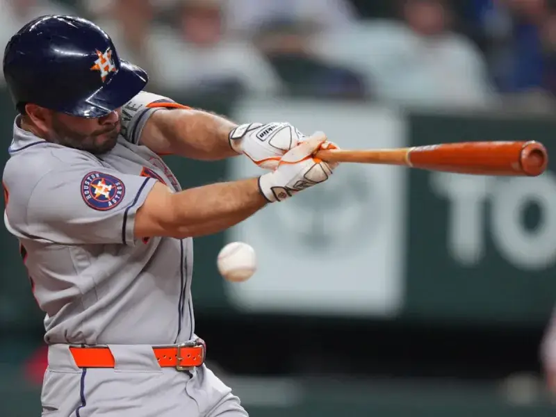 Altuve batea su 11.º cuadrangular contra los Rangers y empata récord