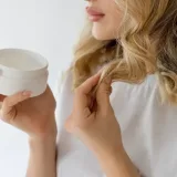 Cuatro remedios naturales para sellar las puntas del cabello
