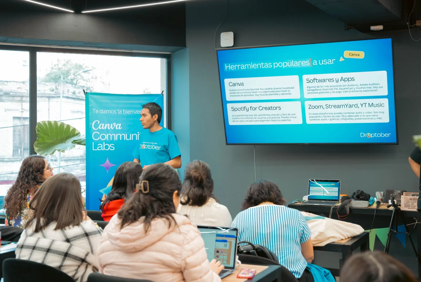 Un ponente presentando herramientas tecnológicas en un entorno de taller.