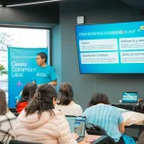 Un ponente presentando herramientas tecnológicas en un entorno de taller.