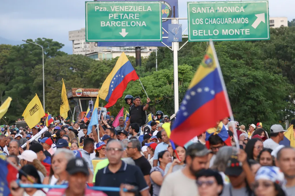 Machado vuelve al país y reacomoda la presión sobre la transición