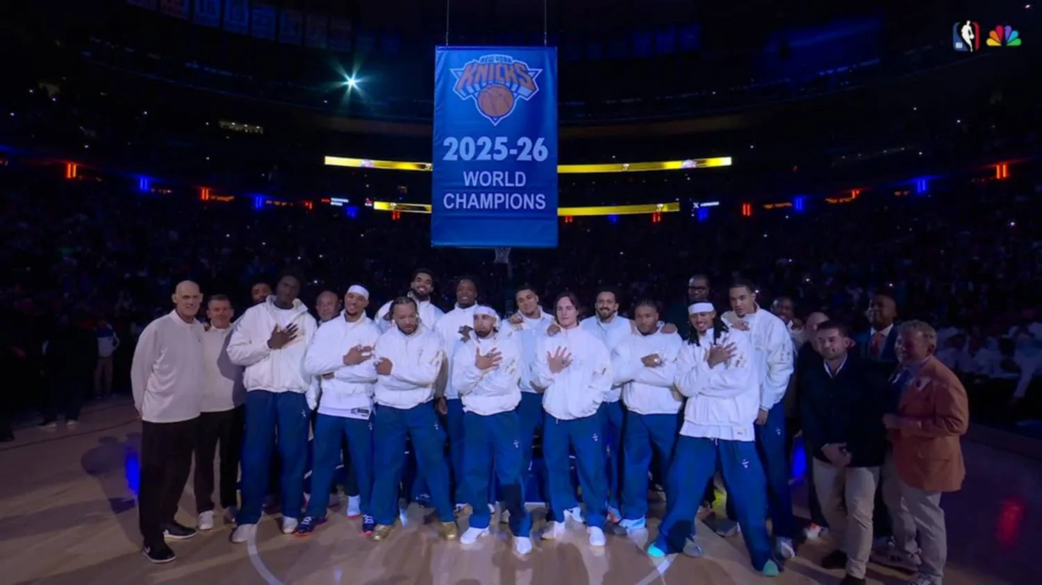 Knicks celebran con estandarte su primer título desde 1973