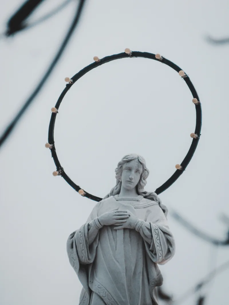 Elegant statue with halo, embodying spiritual art in León, Nicaragua. Captivating and inspiring with a serene presence.