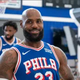 LeBron James debuta ante 10.000 fanáticos en Filadelfia